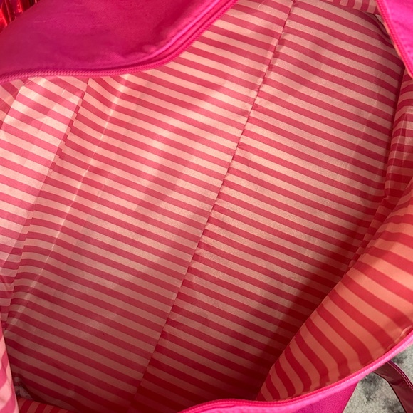 Victoria’s Secret extra large pink duffel bag NWOT - like new, never used! - Picture 4 of 9